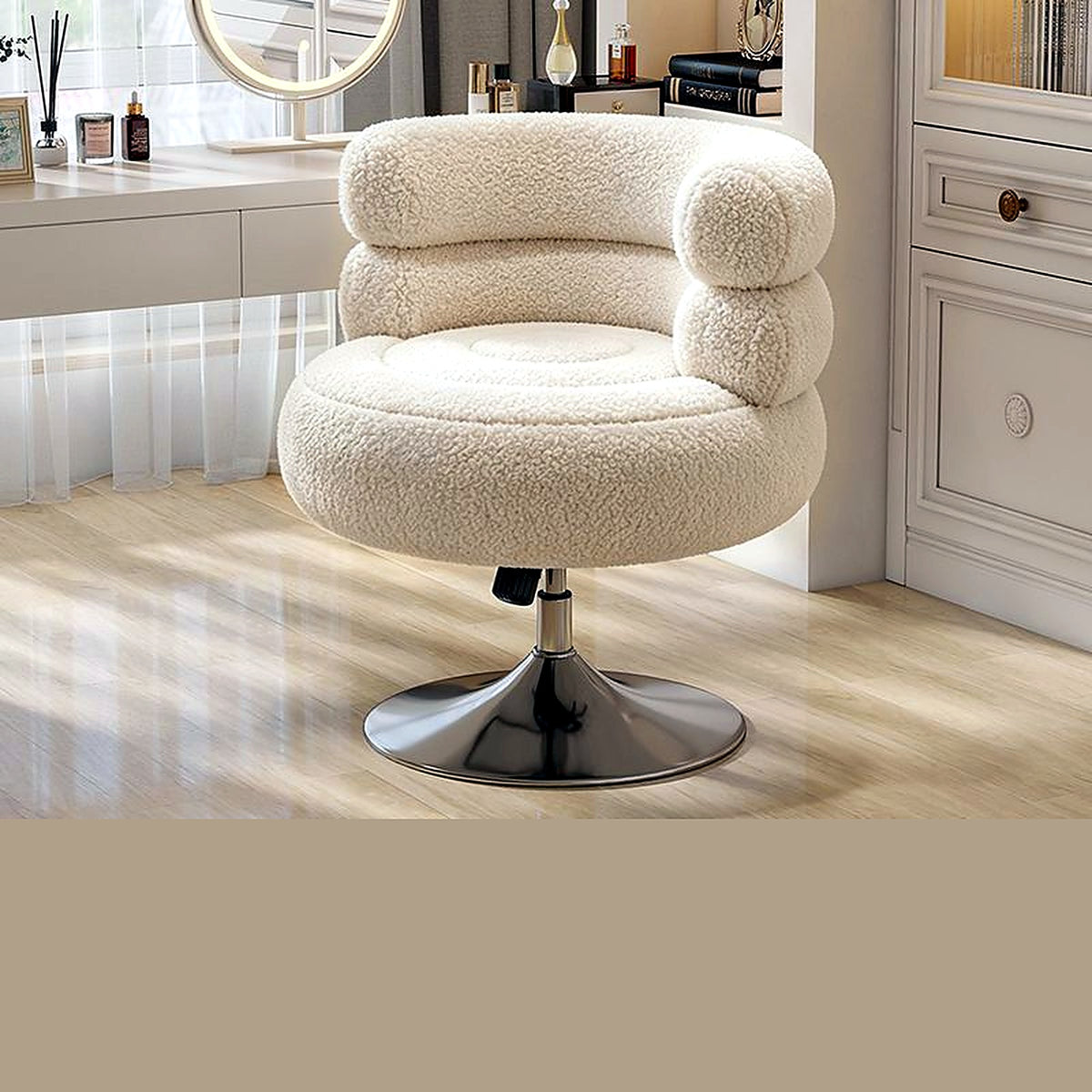 Fauteuil de coiffeuse pivotant en moumoute blanc cassé, dans un dressing