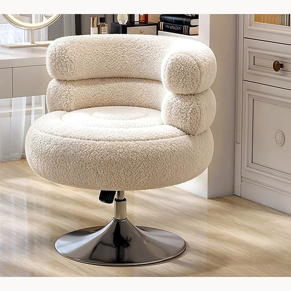 Fauteuil de coiffeuse moumoute blanc cassé, détail du socle pivotant chromé