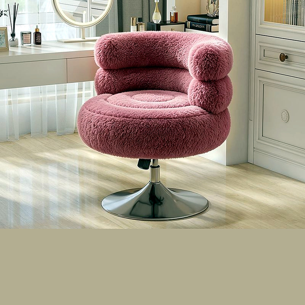 Fauteuil de coiffeuse pivotant en moumoute rose, dans un dressing