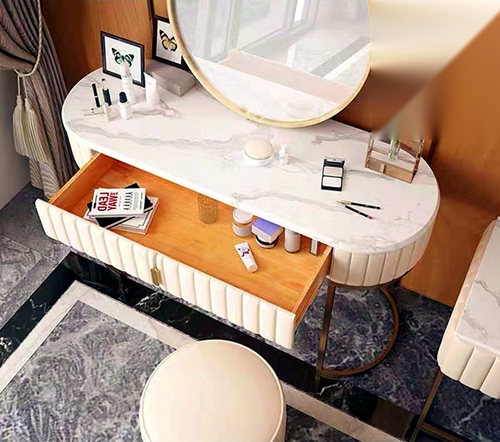 Coiffeuse cannelée plateau marbre avec miroir LED et tabouret assorti
