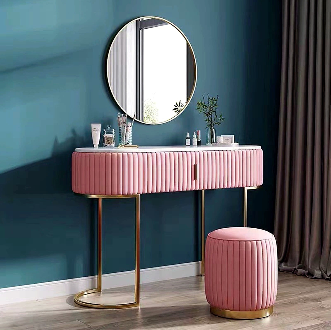 Coiffeuse cannelée plateau marbre avec miroir LED et tabouret assorti