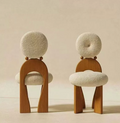 Fauteuil sculptural en bouclette, piètement bois arqué