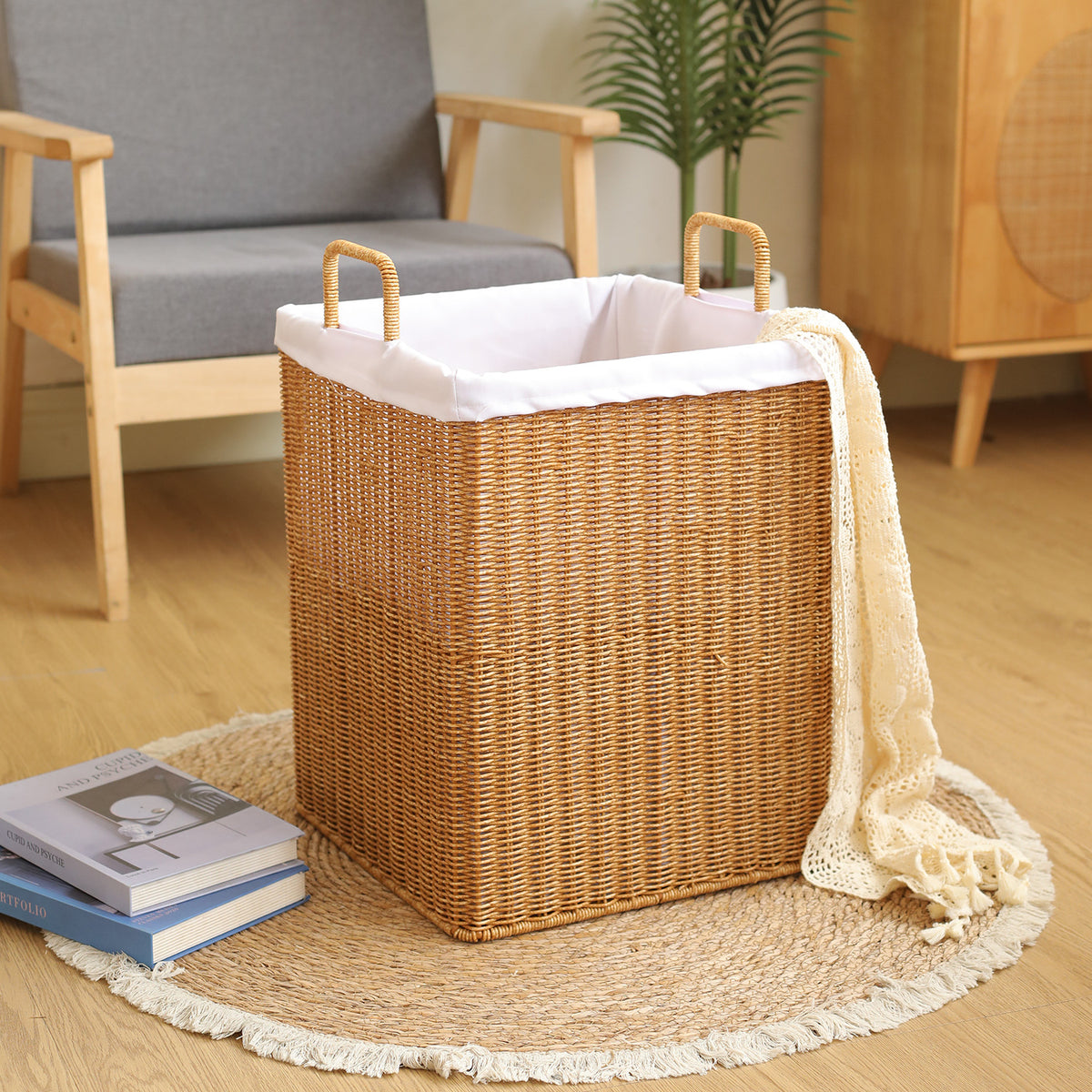 Panier à linge tressé effet rotin dans un salon