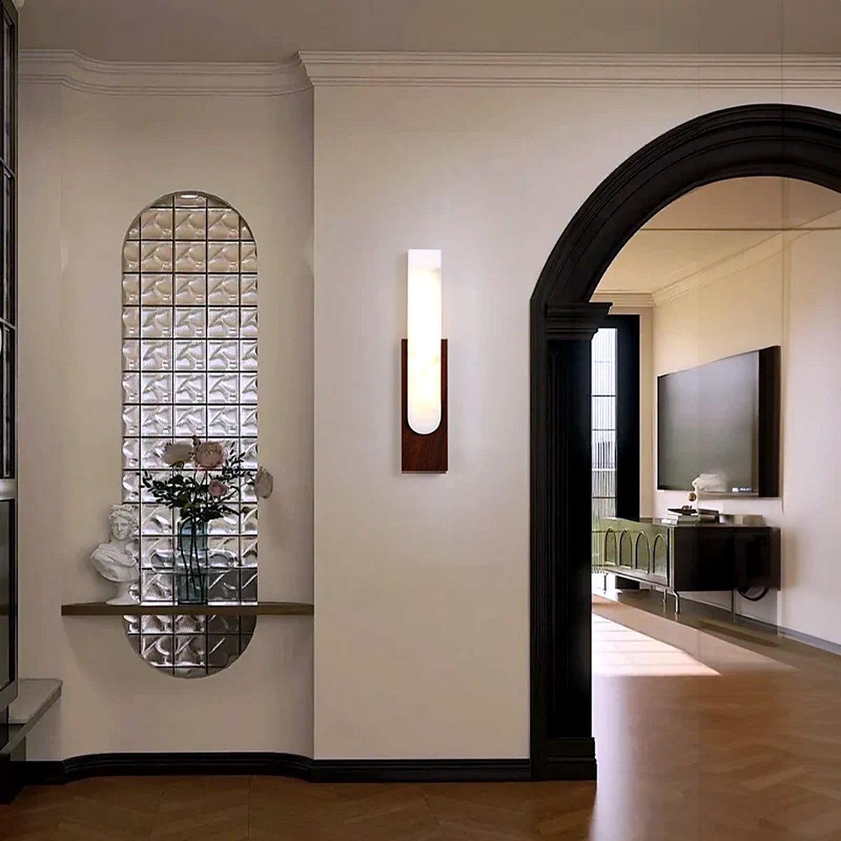 Applique murale effet albâtre et noyer dans une entrée