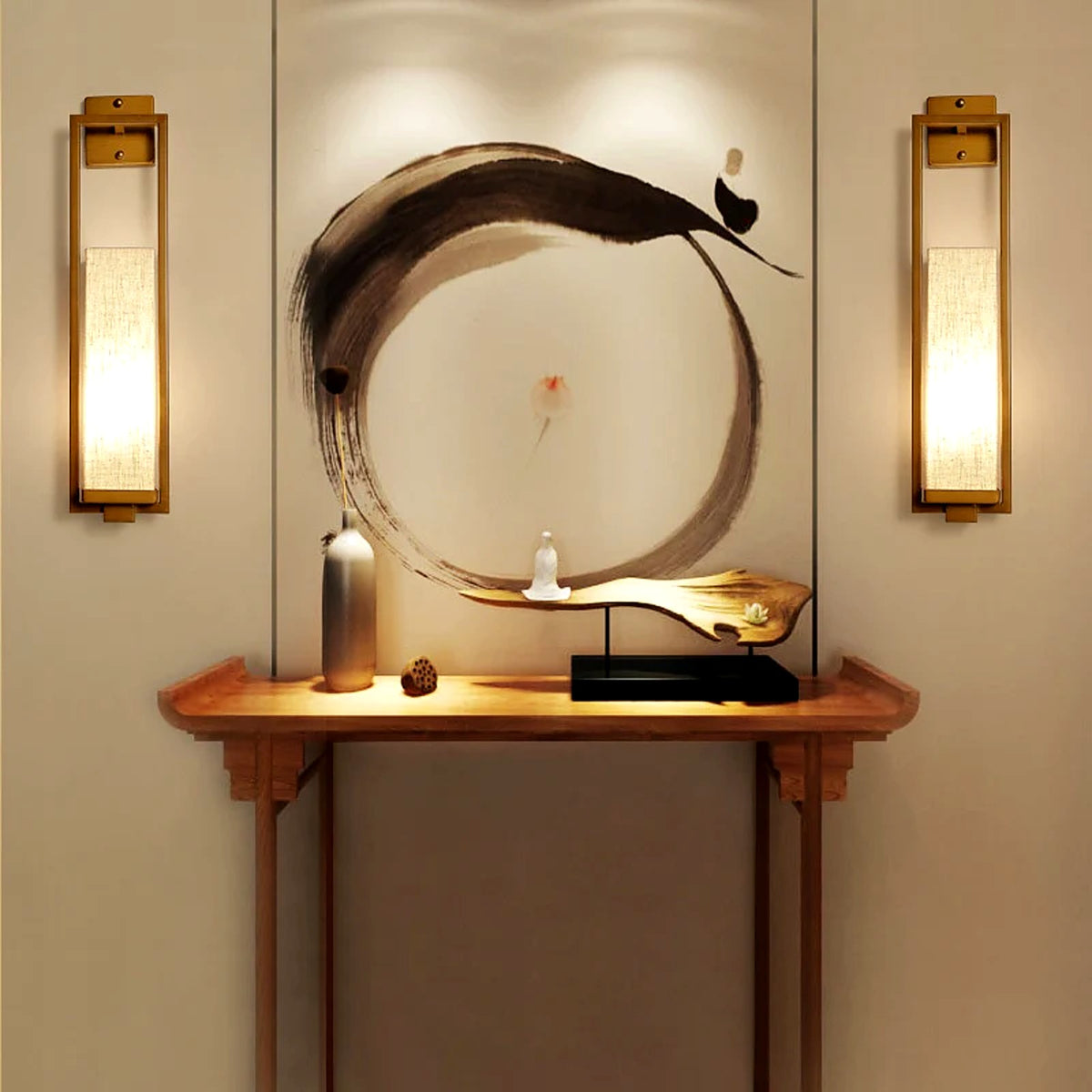 Paire d'appliques bronze et lin encadrant une console