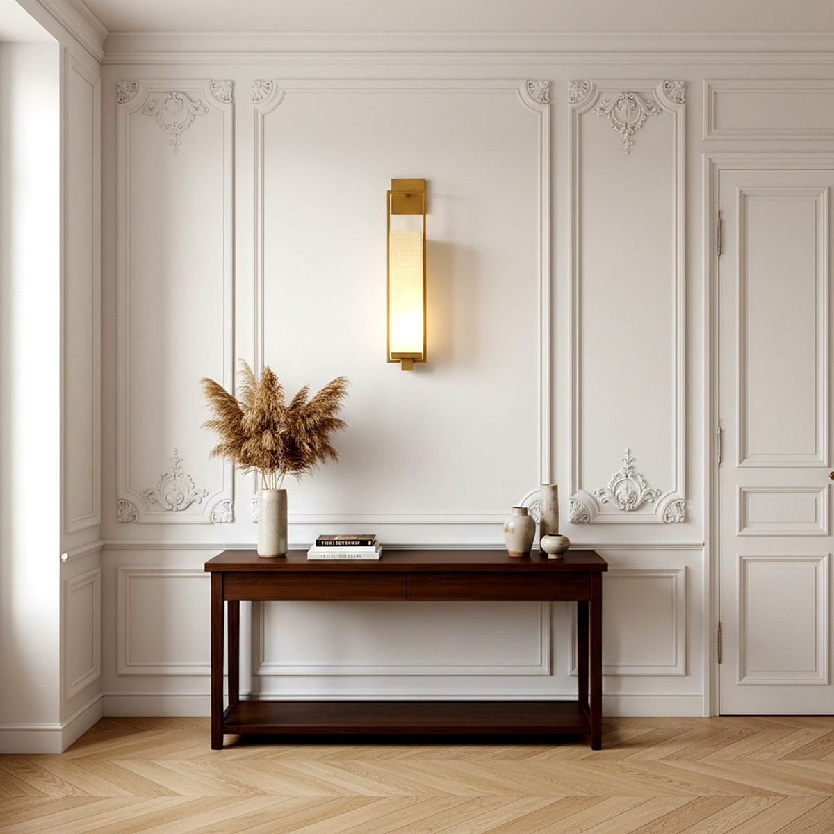 Applique bronze et lin dans un salon haussmannien au-dessus d'une console