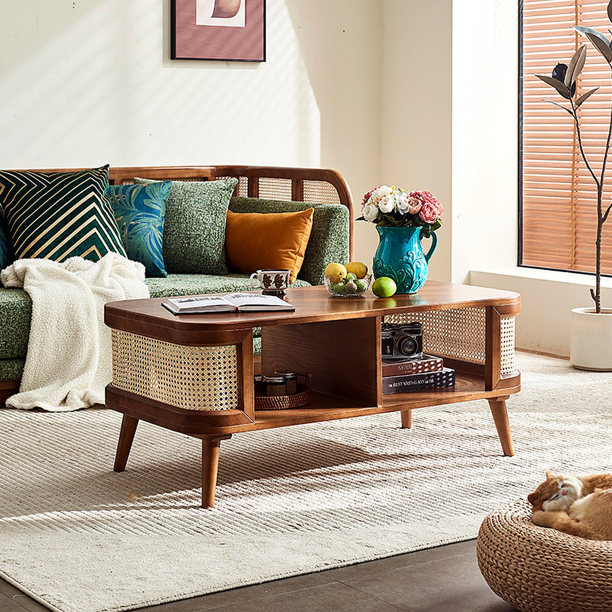 Table basse bois massif et cannage rotin AUBRYNE dans un salon