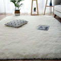Tapis shaggy AUBRYNE blanc crème dans un salon
