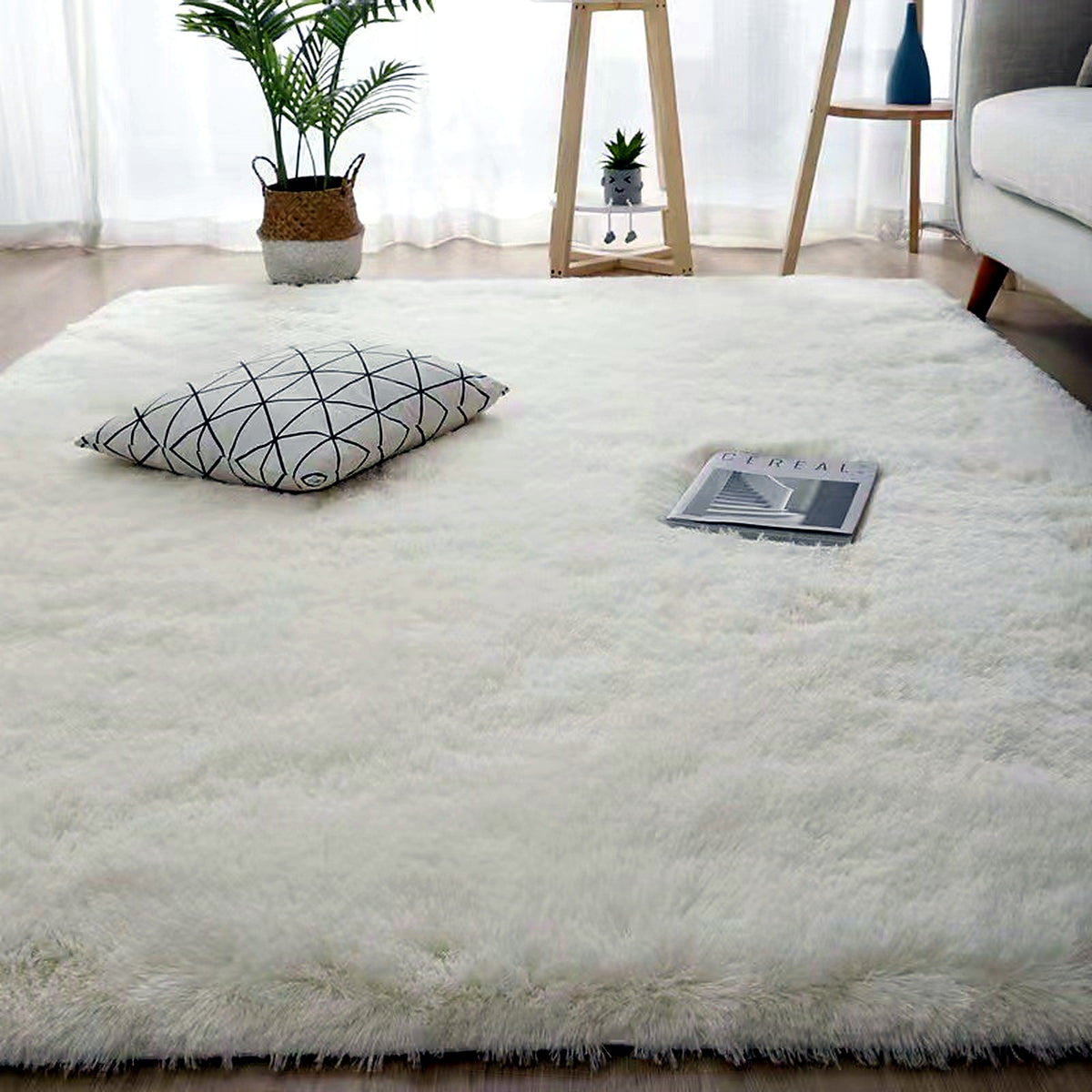 Tapis shaggy AUBRYNE blanc crème dans un salon