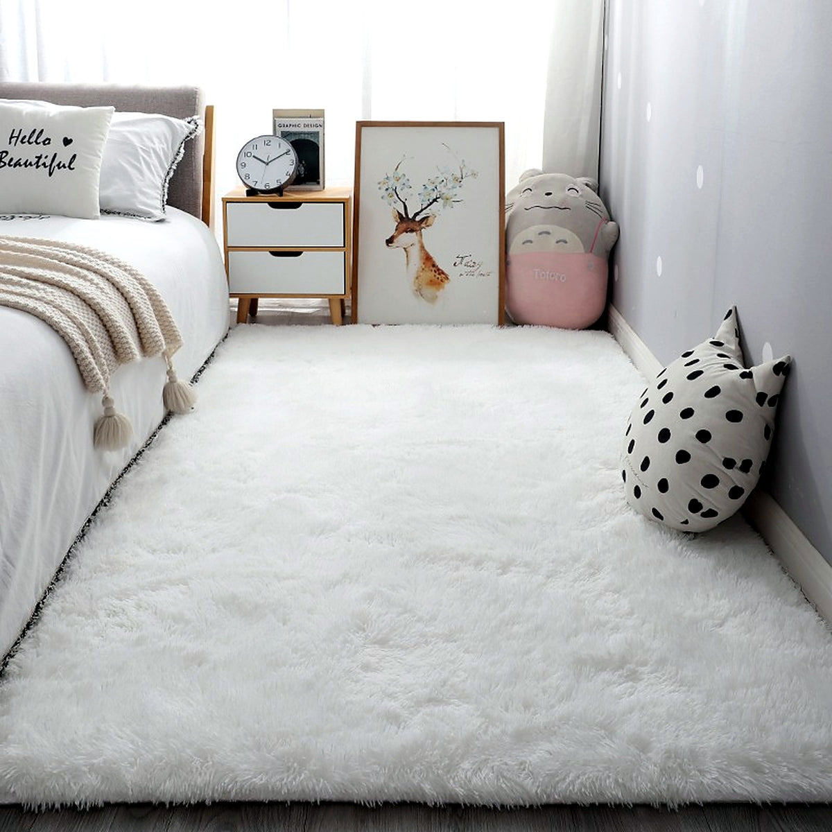 Tapis shaggy AUBRYNE blanc pur au pied du lit