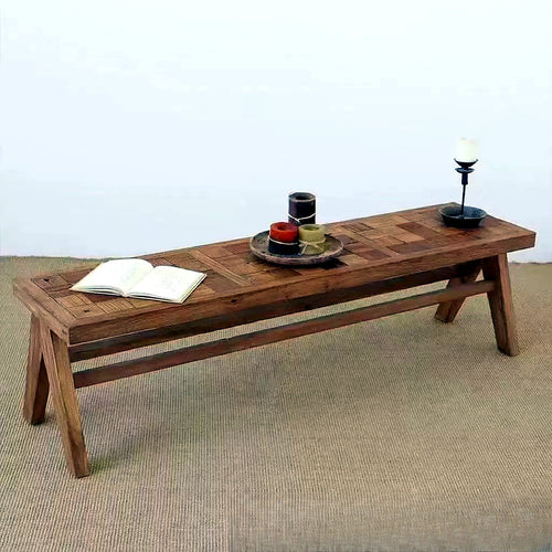 Banc en orme massif marqueté façon échiquier, ambiance chambre