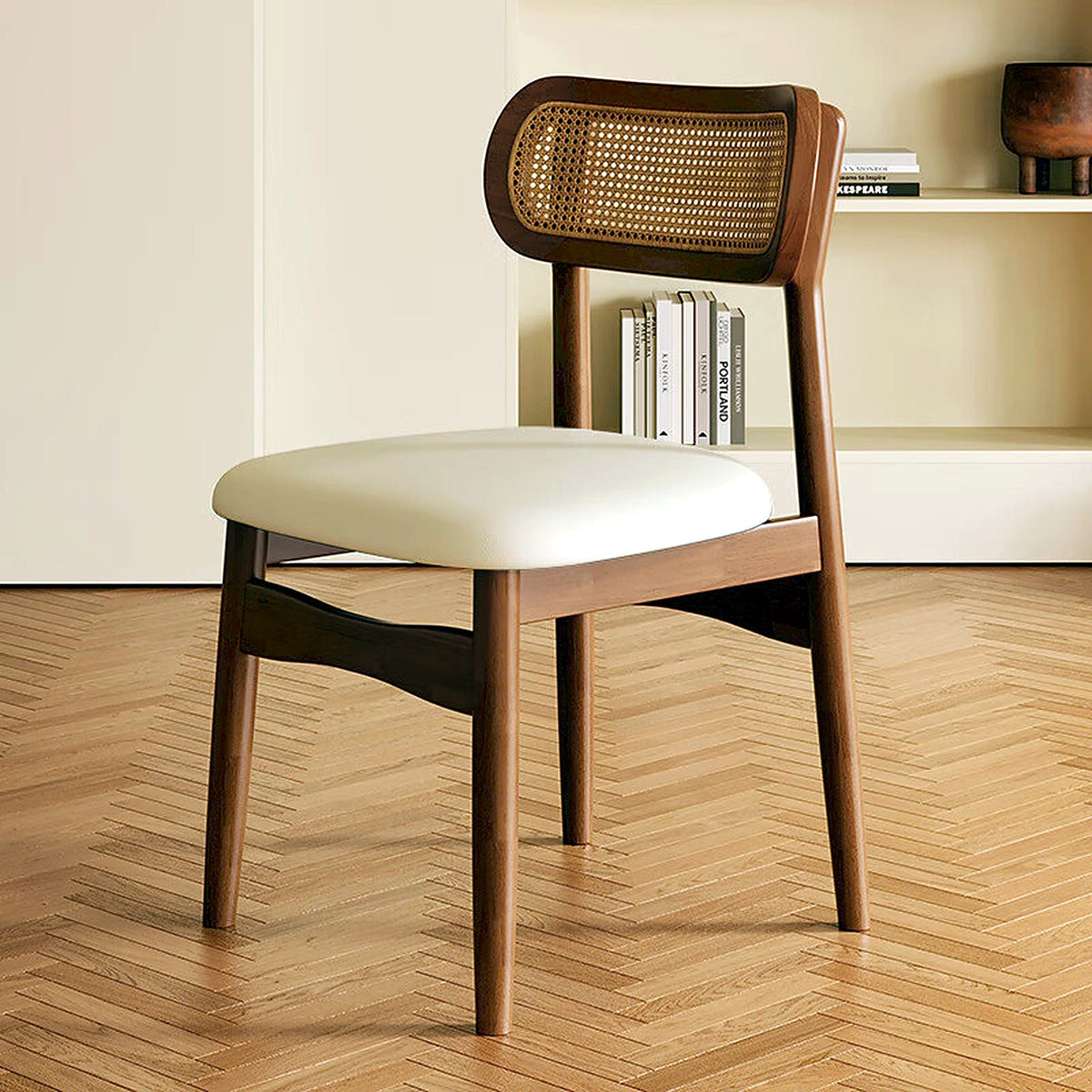 Chaise vintage AUBRYNE en noyer et cannage rotin, assise crème