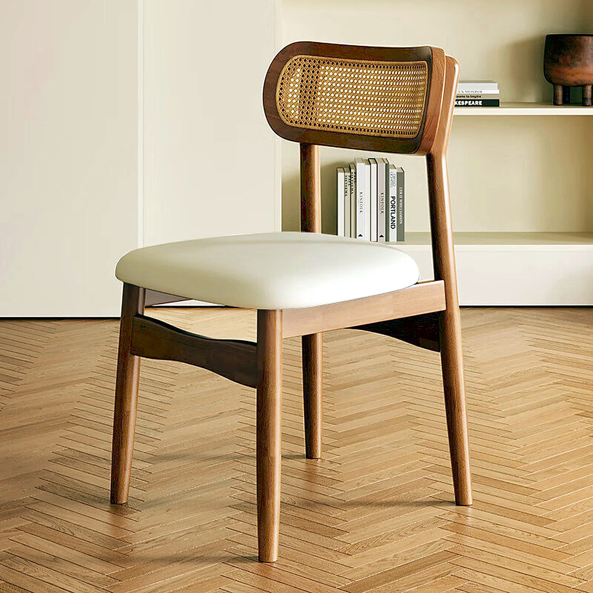 Chaise noyer à dossier en cannage, vue de trois quarts