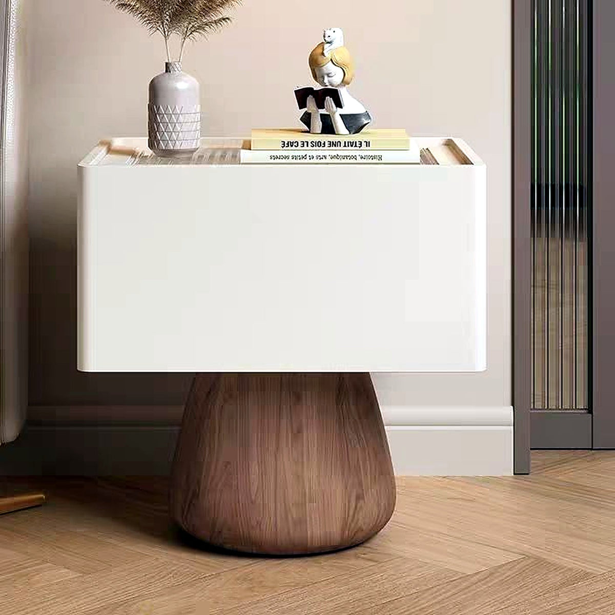 Table de chevet champignon crème dans une chambre