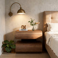 Table de chevet flottante AUBRYNE en noyer dans une chambre