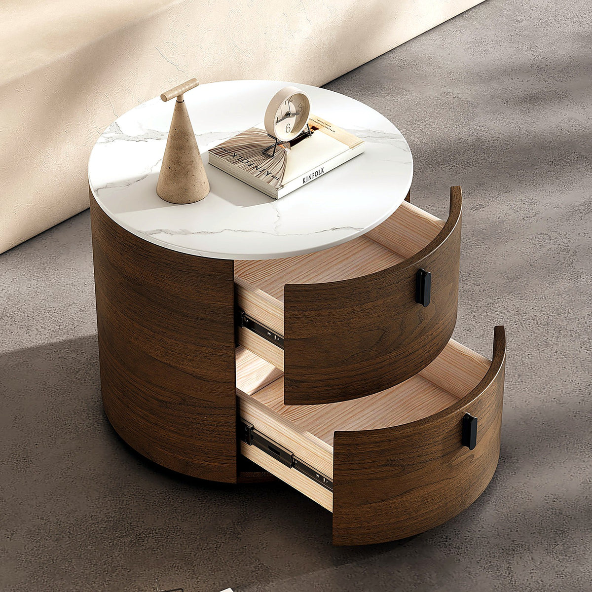 Tiroirs arrondis ouverts de la table de chevet ronde