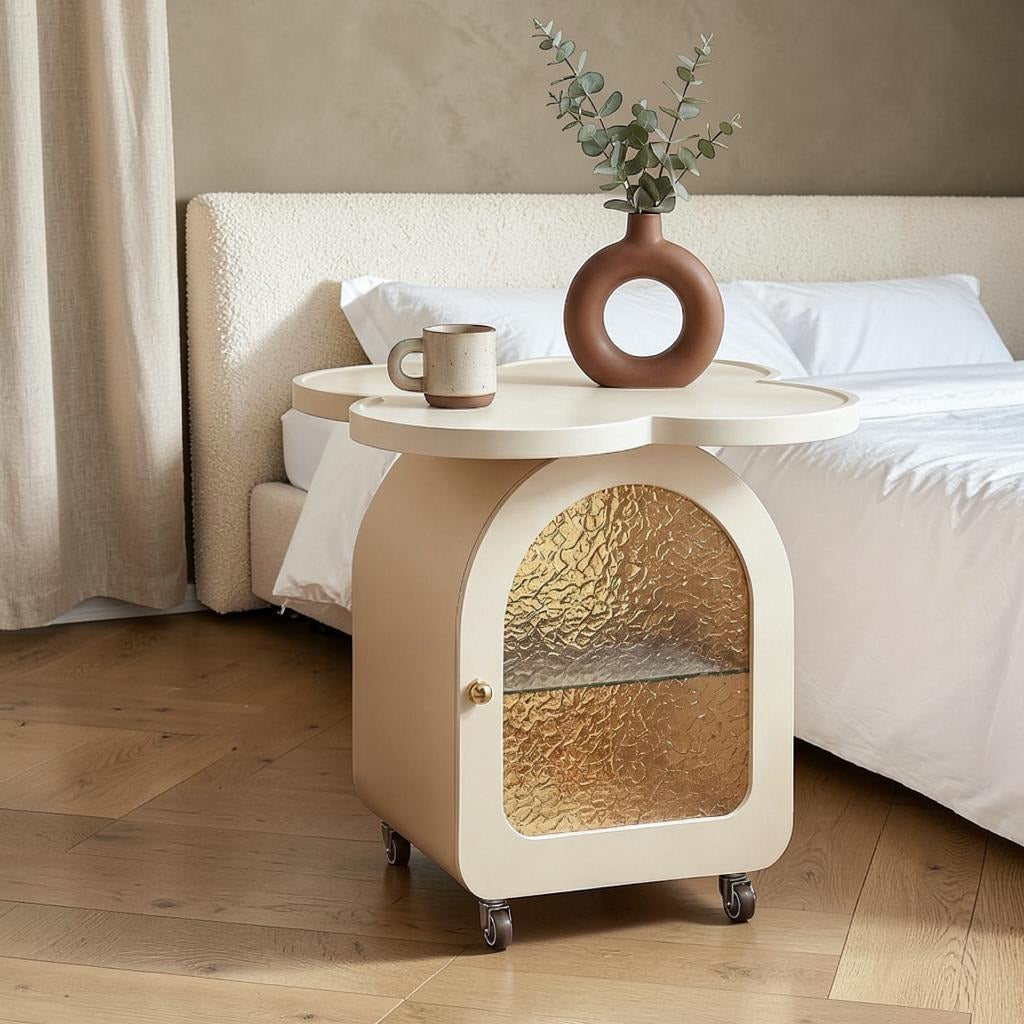 Table de chevet trèfle crème dans une chambre