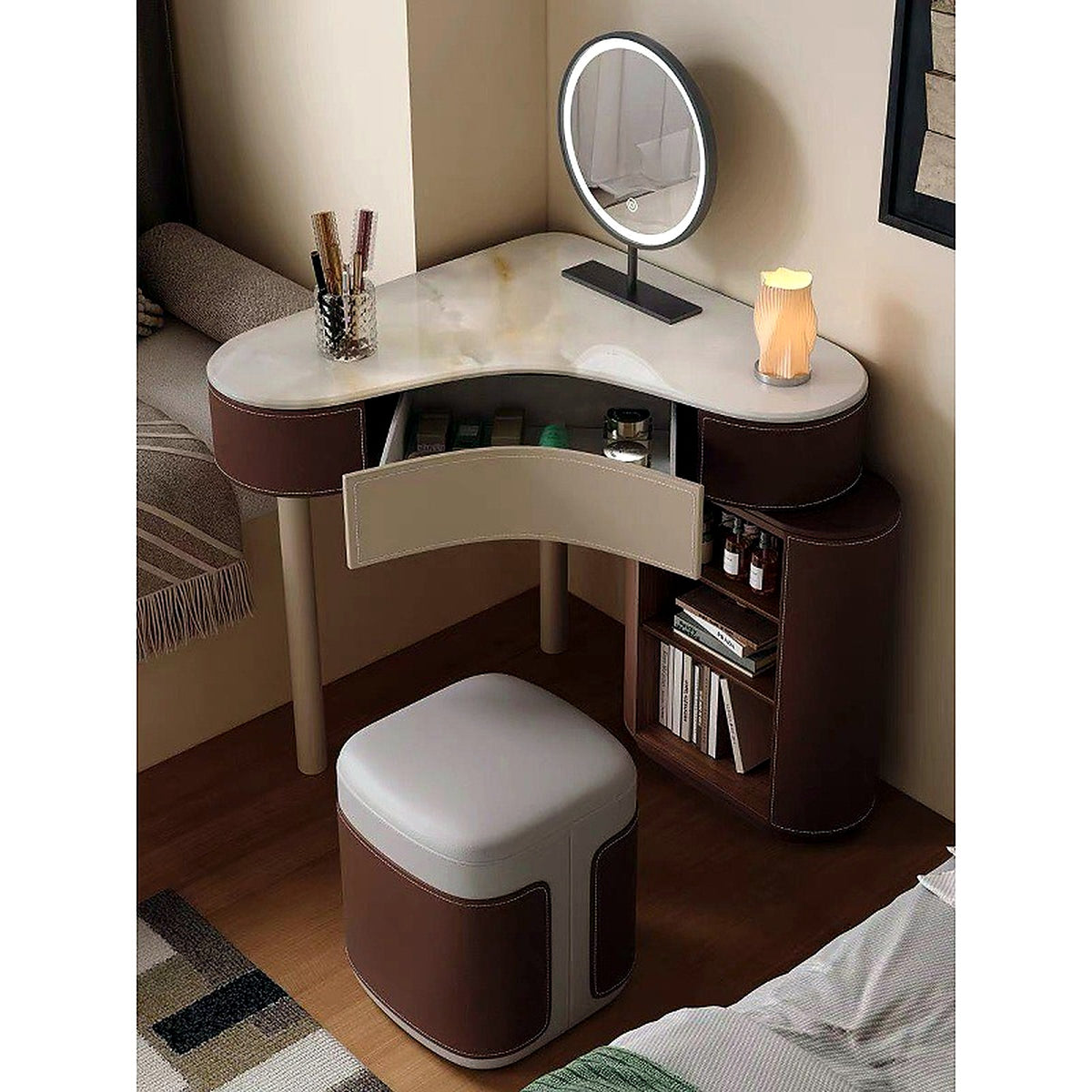 Coiffeuse d'angle, tiroir ouvert et tabouret