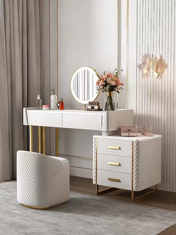 Coiffeuse blanche capitonnée, vue rapprochée