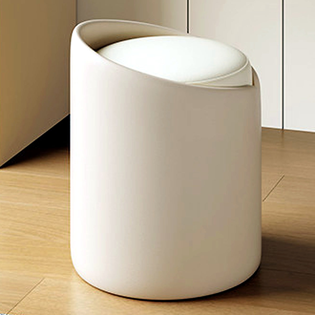 Détail tabouret capitonné assorti