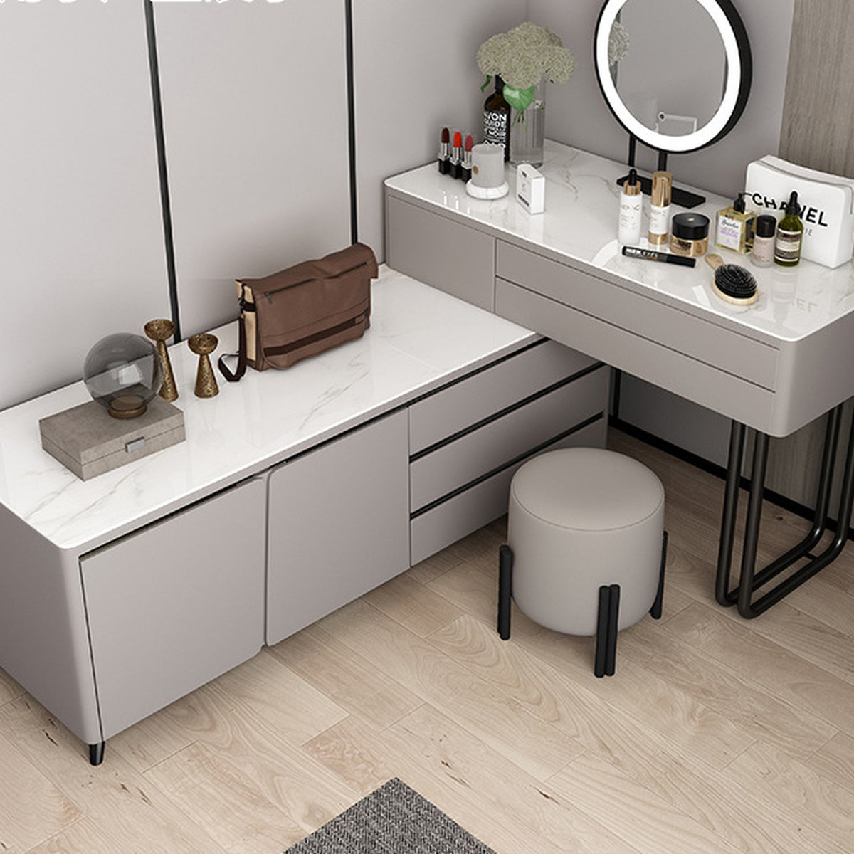 Coiffeuse grise avec meuble à tiroirs, plateau effet marbre, vue d'angle