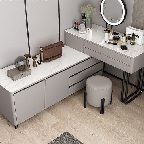 Coiffeuse grise avec meuble à tiroirs, plateau effet marbre, vue d'angle