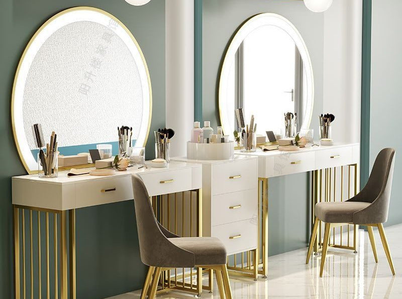 Coiffeuse blanche, vue rapprochée du miroir LED