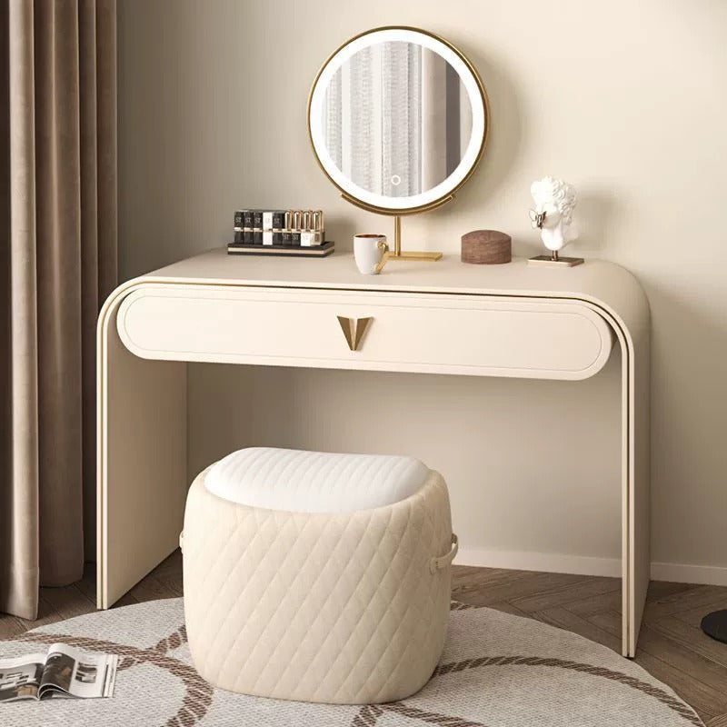 Coiffeuse italienne laquée crème avec miroir intelligent et tabouret, vue d'ambiance