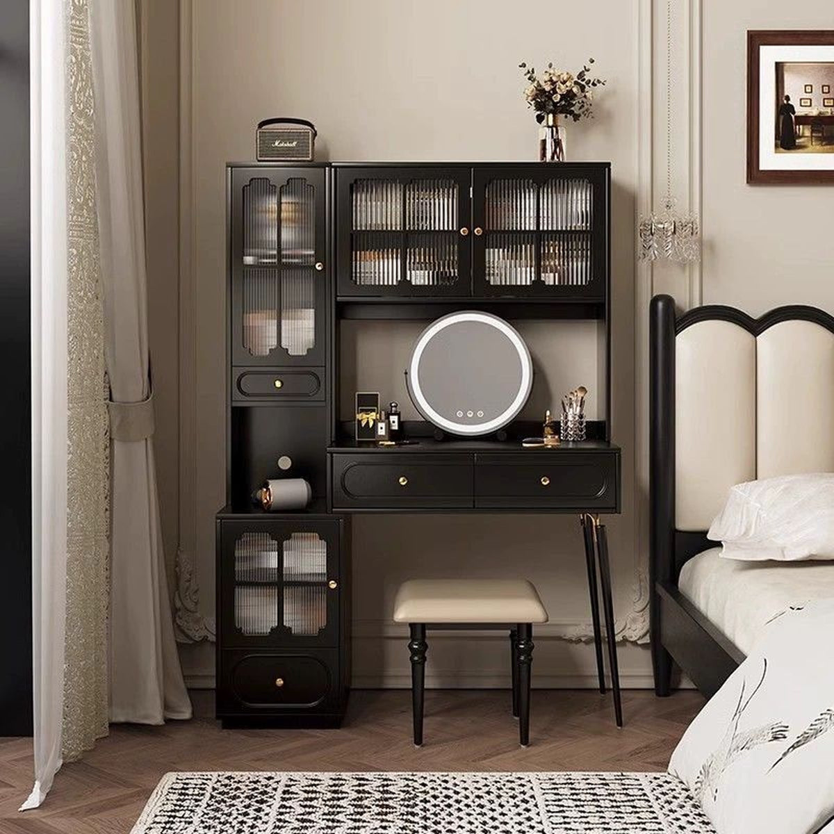 Coiffeuse noire avec vitrine en verre cannelé et miroir LED