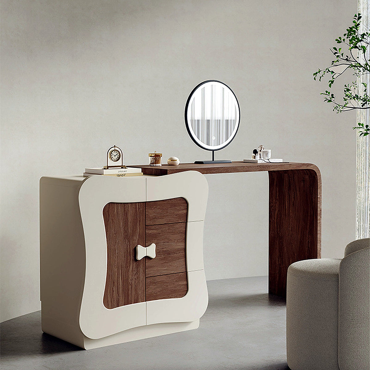 Coiffeuse vintage AUBRYNE, vue d'ambiance avec commode et miroir