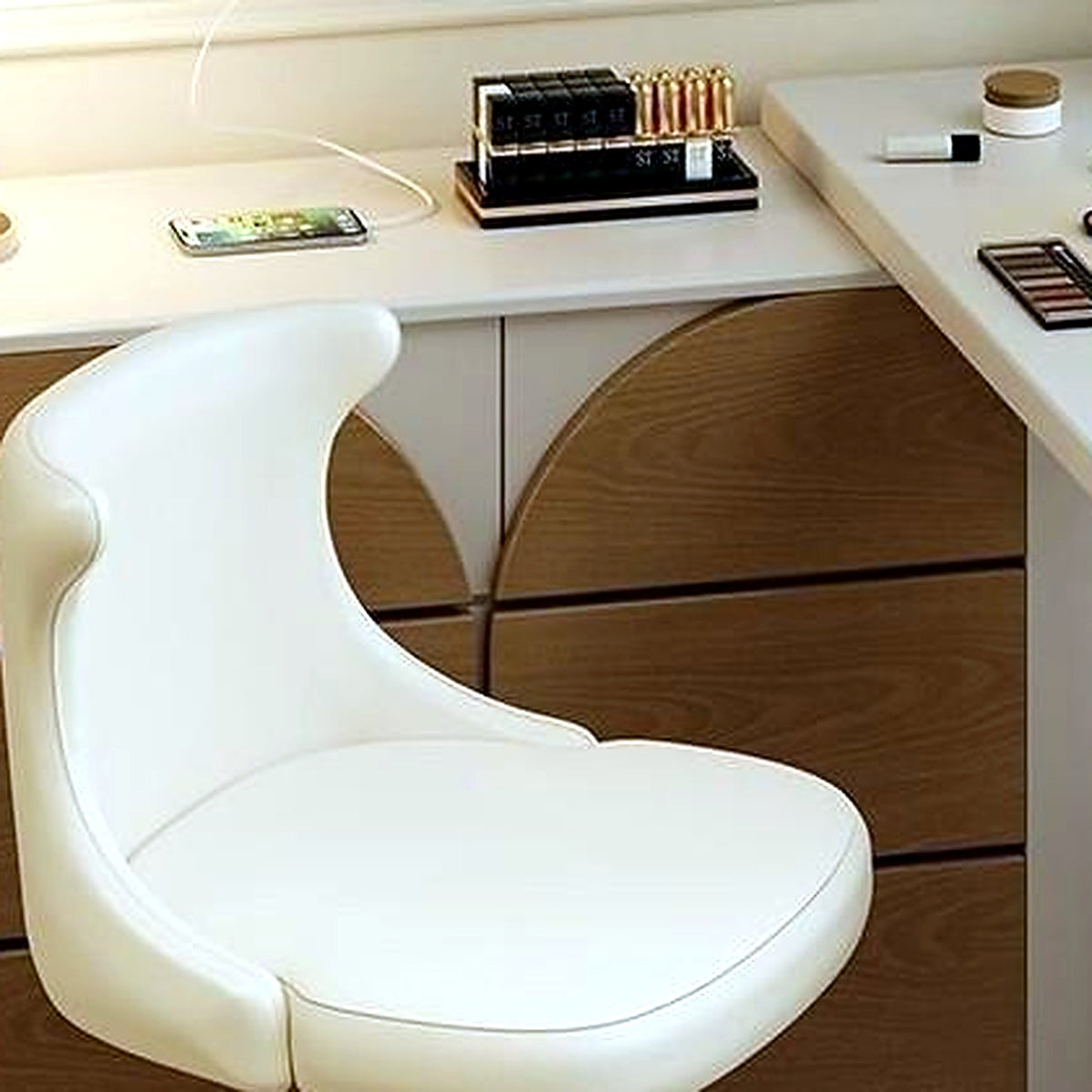 Fauteuil de coiffeuse pivotant AUBRYNE dans une chambre, devant une coiffeuse
