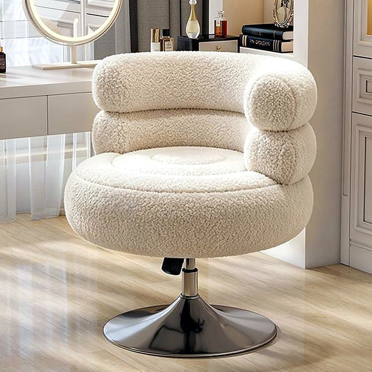 Fauteuil de coiffeuse pivotant en moumoute blanc cassé, dans un dressing