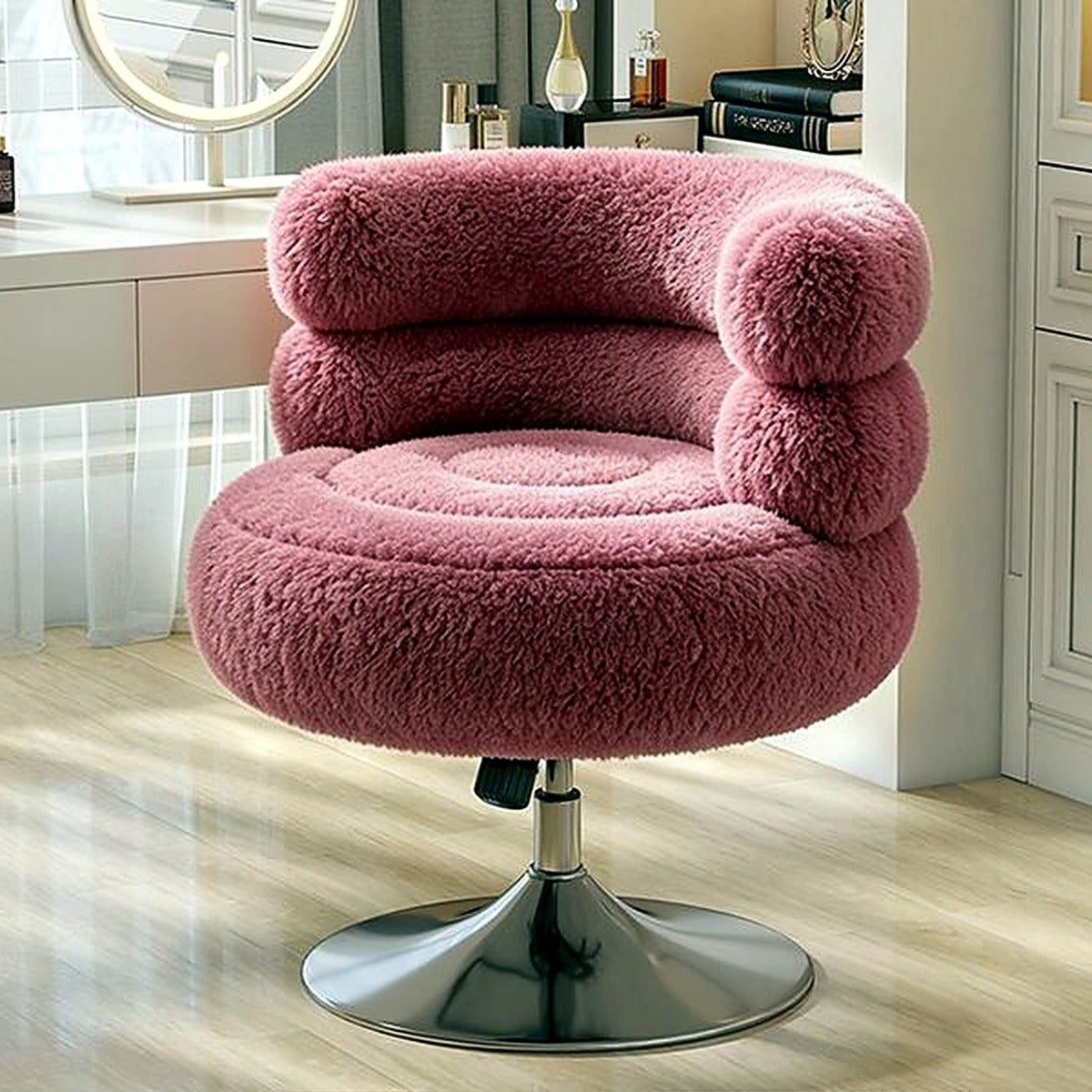 Fauteuil de coiffeuse pivotant en moumoute rose, dans un dressing