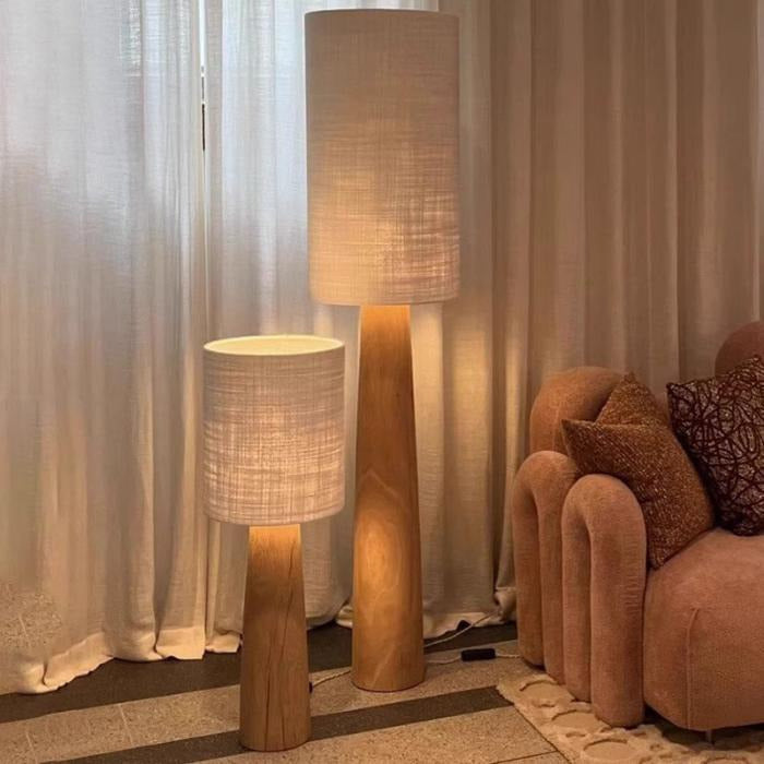 Lampadaire bois massif et lampe assortie dans un salon