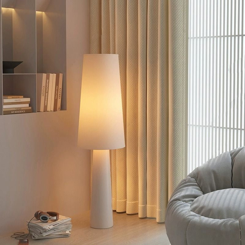 Lampadaire conique en tissu crème dans un salon