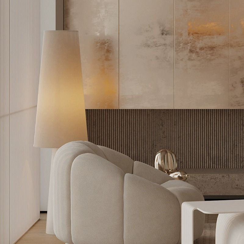 Lampadaire conique crème, ambiance salon beige