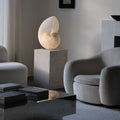 Lampe coquillage allumée dans un salon