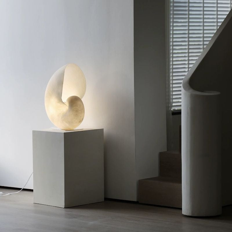 Lampe coquillage sur socle, ambiance salon