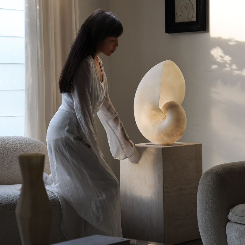 Lampe coquillage en résine, mise en scène