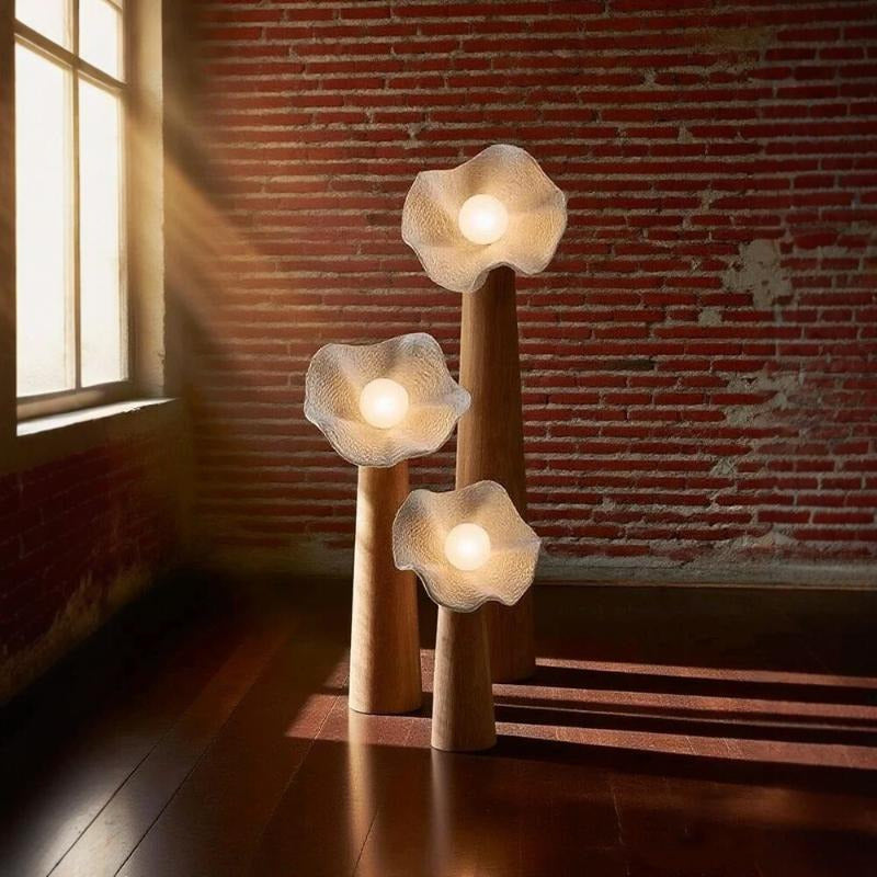 Trio de lampadaires fleur en résine et bois dans un salon