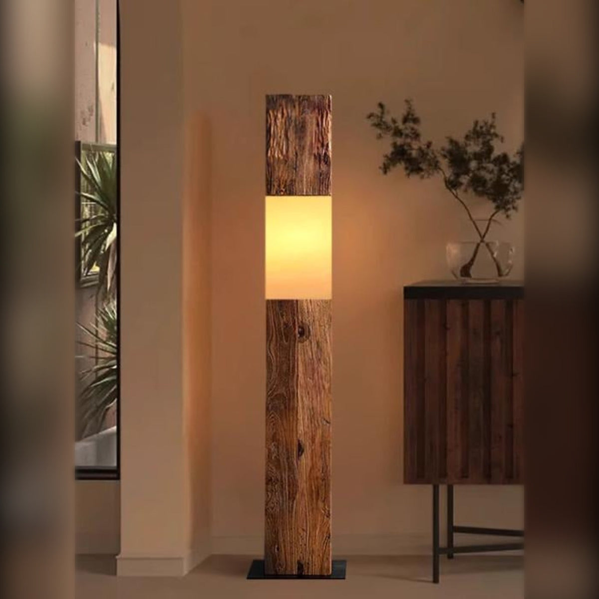 Lampadaire poutre en bois brut allumé dans un salon