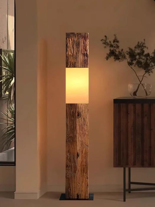 Lampadaire poutre en bois brut allumé dans un salon