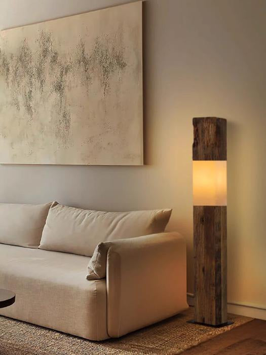Lampadaire poutre bois brut près d'un canapé