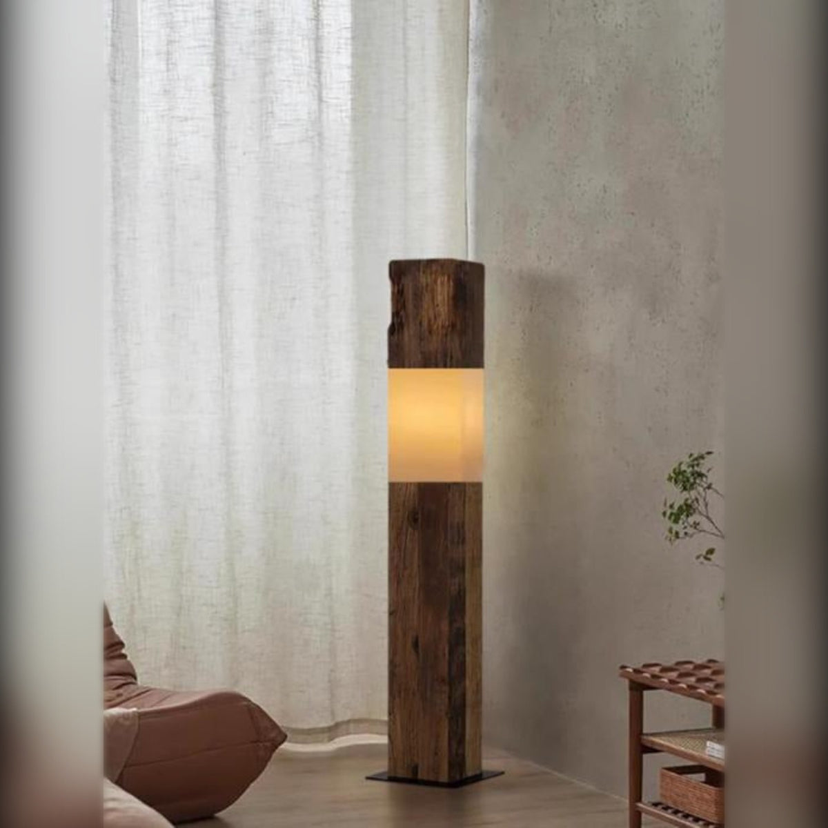 Lampadaire poutre bois brut, ambiance lin