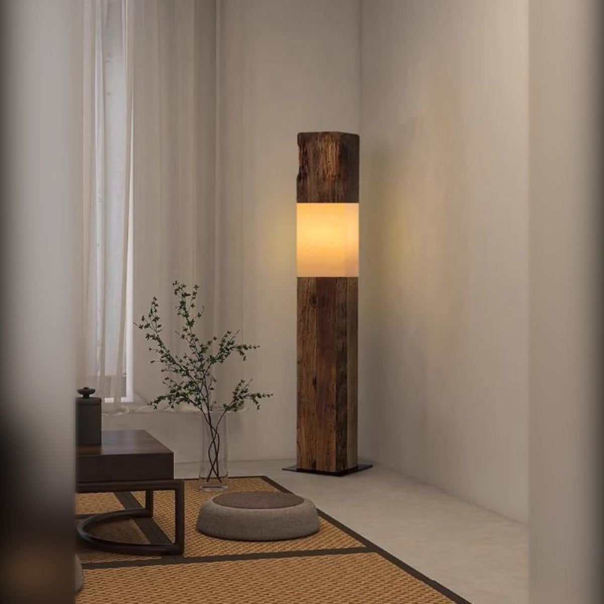 Lampadaire poutre bois brut dans un angle