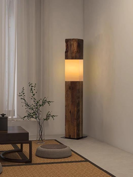 Lampadaire poutre bois brut dans un angle
