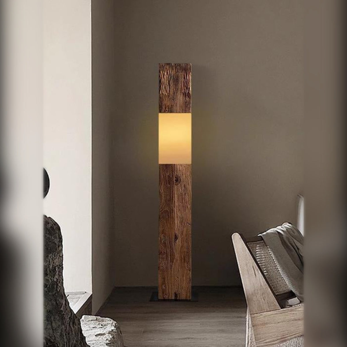 Lampadaire poutre bois brut, détail
