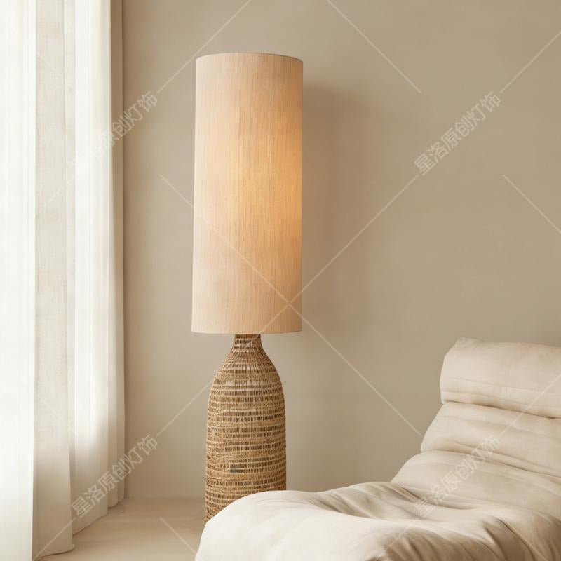 Lampadaire rotin tressé dans un salon beige