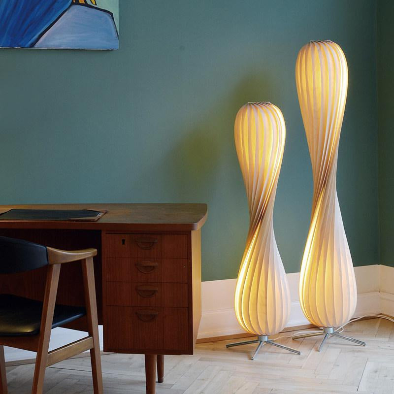 Duo de lampadaires torsadés dans un bureau
