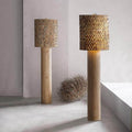 Lampadaire abat-jour tressé en bois dans un salon clair
